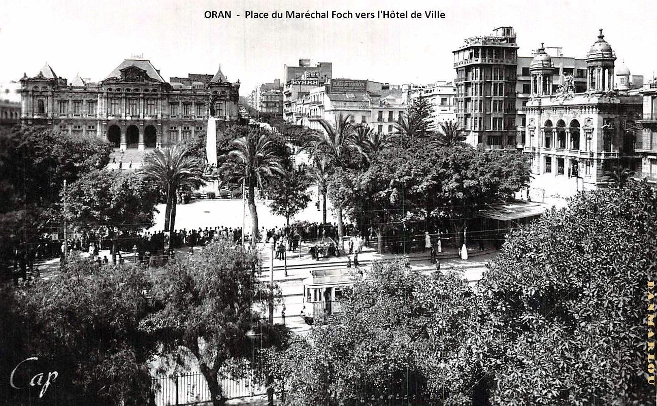 Oran - Place du Marechal Foch vers l'Hotel de Ville.jpg